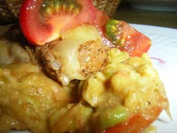 Rezept: Schweinemedailons mit Käsehaube im Avocado-Tomaten-Bett Schweinemedailons mit Käsehaube im Avocado-Tomaten-Bett - Rezept