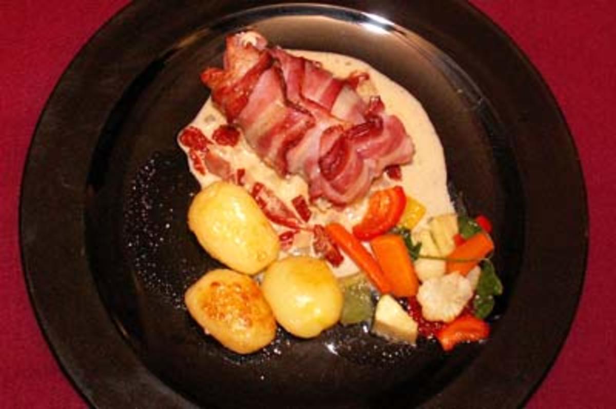 Gefülltes Schweinefilet im Speckmantel mit Ofengemüse - Rezept - kochbar.de