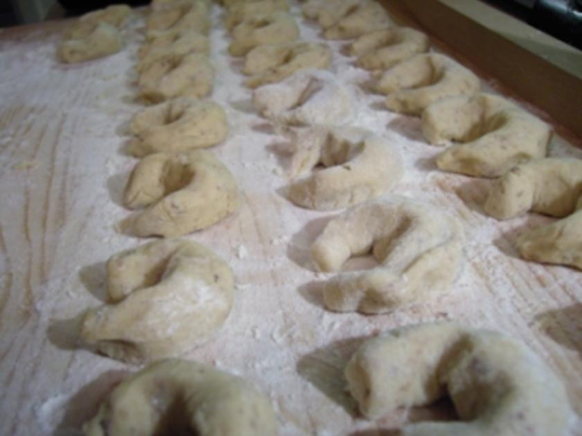 Plätzchen: Marzipan Kipferl - Rezept mit Bild - kochbar.de