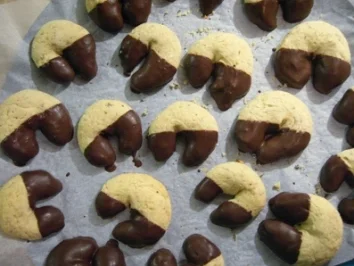 Rezept: Plätzchen: Marzipan Kipferl Bild Nr. 5 Plätzchen: Marzipan Kipferl - Rezept - Bild Nr. 5