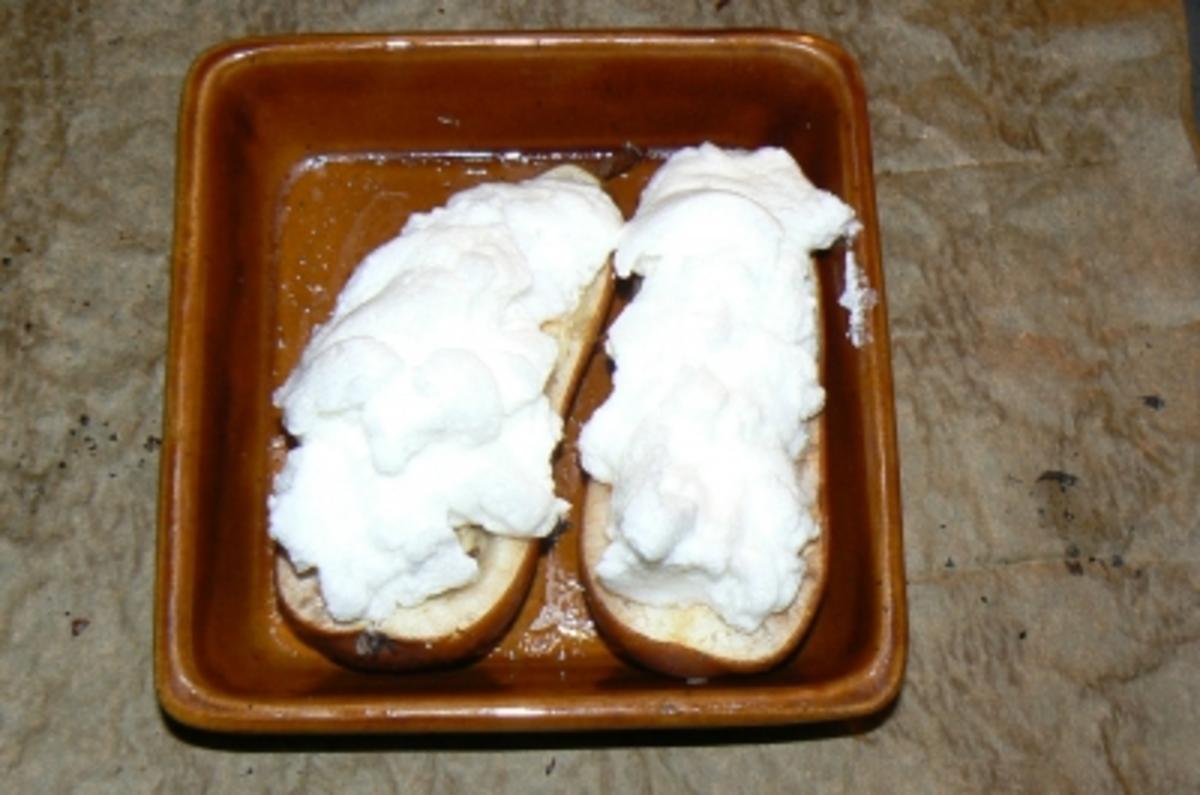 Bratbirne in einem kalten Bad von Vanille und Baiserhäubchen - Rezept