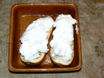 Bratbirne in einem kalten Bad von Vanille und Baiserhäubchen - Rezept