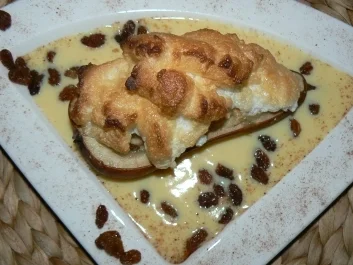 Bratbirne in einem kalten Bad von Vanille und Baiserhäubchen - Rezept