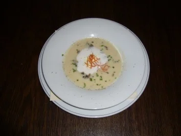 Rezept: Rahmsüppchen von Pastinaken und schwarzem Trüffel Rahmsüppchen von Pastinaken und schwarzem Trüffel - Rezept