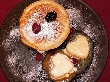 Pfirsich mit Vanille in Blätterteig mit weißer Mousse und Pfirsichparfait - Rezept