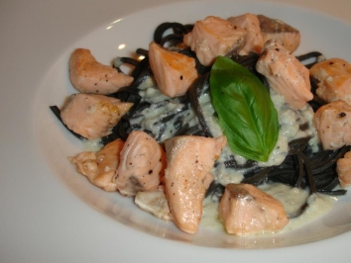 Tintenfisch-Tagliolini mit Lachs und Gorgonzolasauce - Rezept