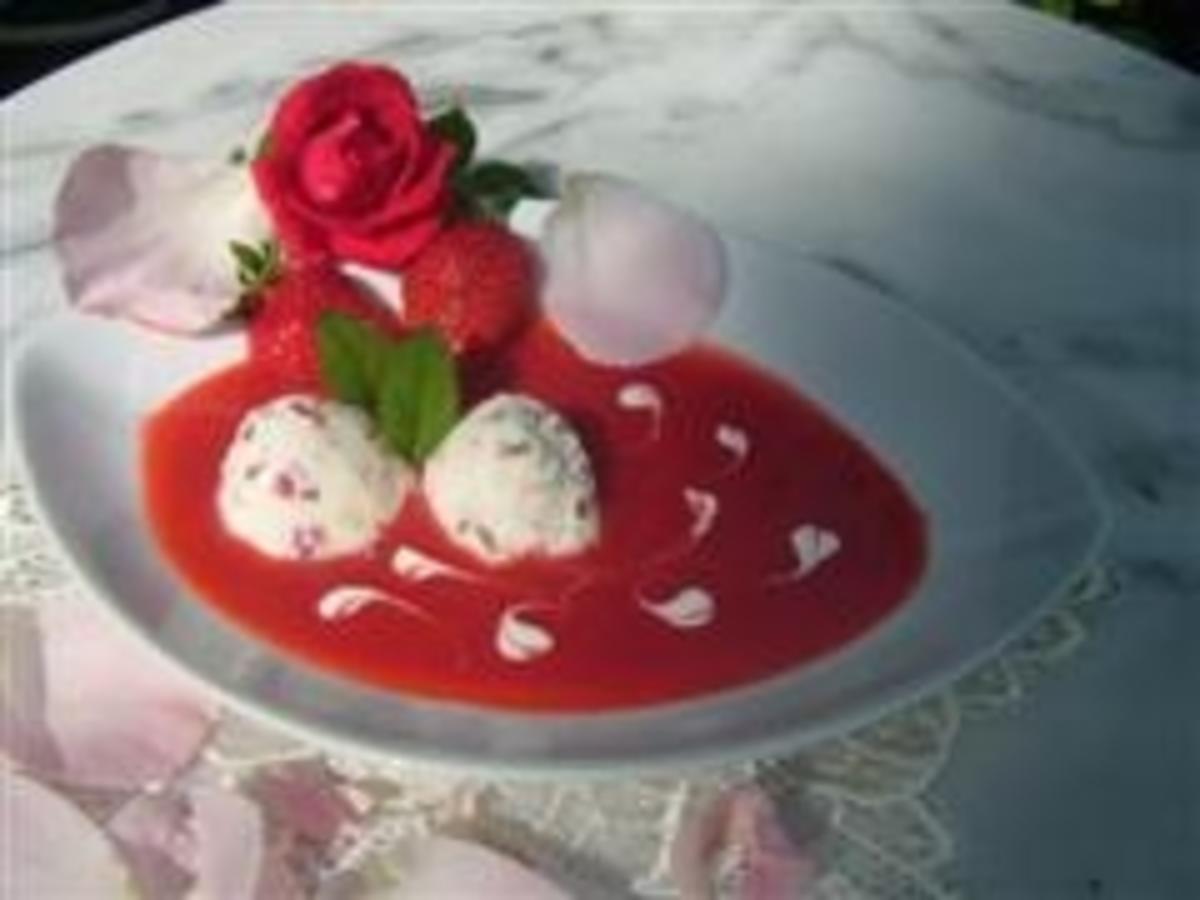 Rosen-Buttermilchmousse mit Erdbeersauce - Rezept