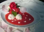 Rosen-Buttermilchmousse mit Erdbeersauce - Rezept