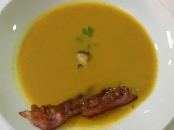 Rezept: Süßkartoffelsuppe mit Kräutersaitlingen und Speckstreifen Süßkartoffelsuppe mit Kräutersaitlingen und Speckstreifen - Rezept