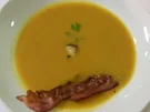 Süßkartoffelsuppe mit Kräutersaitlingen und Speckstreifen - Rezept