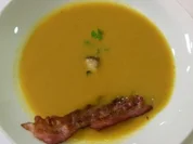 Süßkartoffelsuppe mit Kräutersaitlingen und Speckstreifen - Rezept