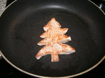 Feuriger Putenchristbaum mit Kartoffelsternchen - Rezept