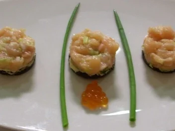 Tatar vom Saibling auf Pumpernickeltalern - Rezept