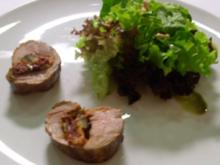 Mediterrane Filetröllchen vom Schwein auf Blattsalat an Kürbiskernöl - Rezept