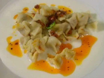Manti - Rindteigtaschen an Knoblauch-Joghurt und Butter-Paprika-Soße - Rezept