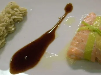 Gefüllte Lachsschnitte mit Jakobsmuschel an Kartoffel-Oliven-Püree - Rezept