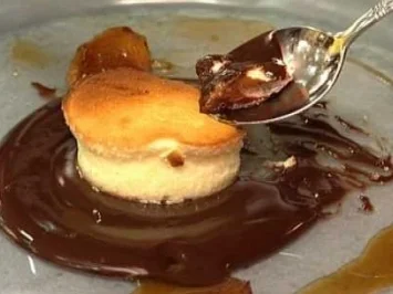 Quarksoufflee mit Pralinensoße an Konfit von Weinbergpfirsichen - Rezept