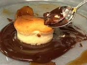 Quarksoufflee mit Pralinensoße an Konfit von Weinbergpfirsichen - Rezept