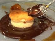 Quarksoufflee mit Pralinensoße an Konfit von Weinbergpfirsichen - Rezept