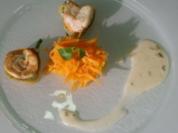 Rezept: Seeteufelmedaillons auf Möhren-Apfelkraut an Weißwein-Vanillesoße Seeteufelmedaillons auf Möhren-Apfelkraut an Weißwein-Vanillesoße - Rezept