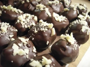 Rezept: Pralinen: Schnelle Walnuss-Marzipan Pralinen Pralinen: Schnelle Walnuss-Marzipan Pralinen - Rezept