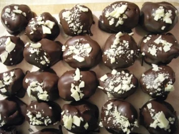 Rezept: Pralinen: Schnelle Walnuss-Marzipan Pralinen Pralinen: Schnelle Walnuss-Marzipan Pralinen - Rezept