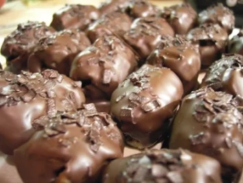 Pralinen: Dattel Haselnuss Marzipan Pralinen - Rezept