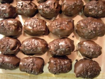 Pralinen: Dattel Haselnuss Marzipan Pralinen - Rezept