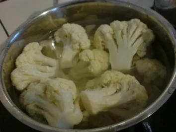 Rezept: Bratwurst mit Salzkartoffeln und Blumenkohl Bratwurst mit Salzkartoffeln und Blumenkohl - Rezept