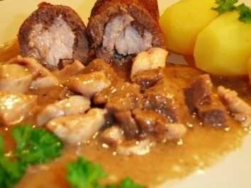 Röllchen von der Rinderzunge mit Kalbsbries gefüllt in Madeirasauce - Rezept