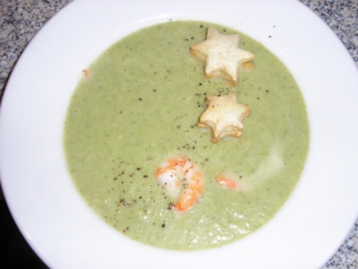 Brokkolicremesuppe mit Zwiebeln und Broccoli frisch - Rezept mit Bild ...