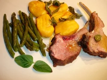 Lammkarree mit Kürbis-Gnocchi und grünen Bohnen - Rezept