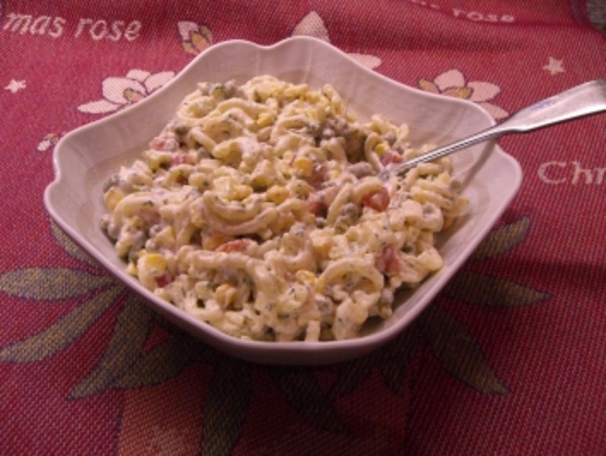 Nudelsalat mit frischen Kräutern - Rezept - kochbar.de