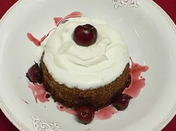 Mohr im Hemd mit frischer Schlagsahne und Kirschen - Rezept