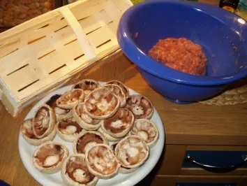 Frikadellen im Champignonmantel oder einfach überbackene Champignons - Rezept
