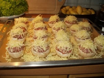 Frikadellen im Champignonmantel oder einfach überbackene Champignons - Rezept
