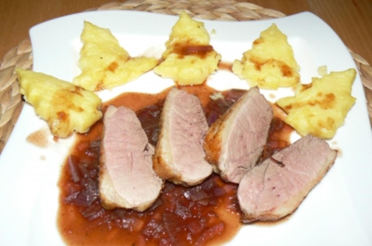 Barberieentenbrustfilet in einer Zwiebel-Balsamicosauce und Weihnachtsplätzchen - Rezept