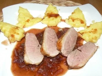 Barberieentenbrustfilet in einer Zwiebel-Balsamicosauce und Weihnachtsplätzchen - Rezept