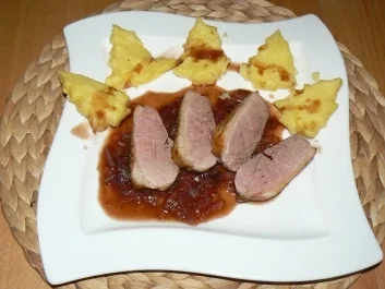 Barberieentenbrustfilet in einer Zwiebel-Balsamicosauce und Weihnachtsplätzchen - Rezept