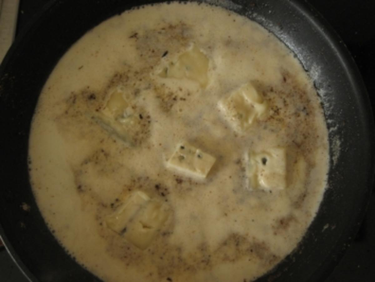 Putenschnitzel mit Thymianpanade an Gorgonzolasauce - Rezept - Bild Nr. 2
