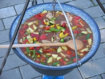 Rezept: Feuriges Kesselgulasch Feuriges Kesselgulasch - Rezept