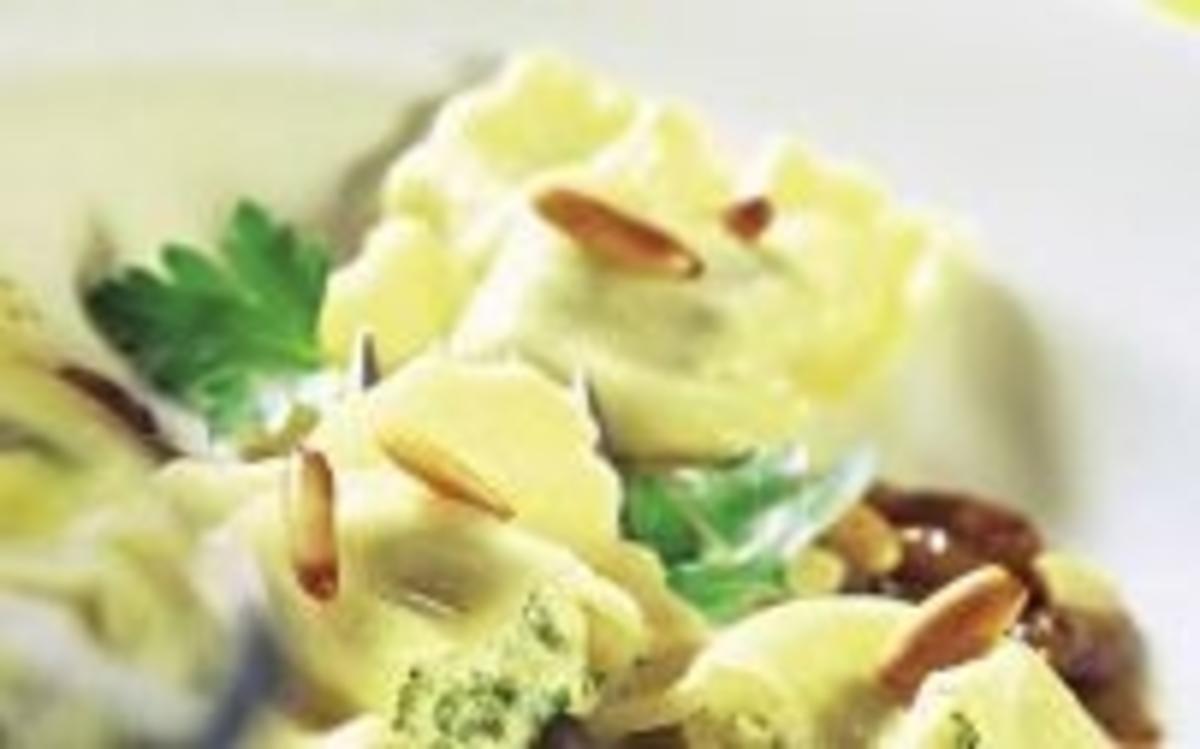 Bilder für Pasta: Steinpilzravioli in Butter mit Pinienkernen - Rezept