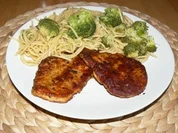 Rezept: Mariniertes Putenhacksteak mit einer Broccolinudelpfanne Mariniertes Putenhacksteak mit einer Broccolinudelpfanne - Rezept