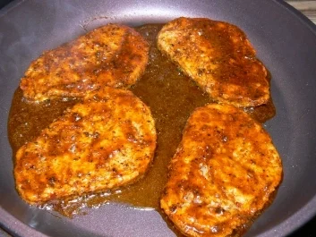 Mariniertes Putenhacksteak mit einer Broccolinudelpfanne - Rezept