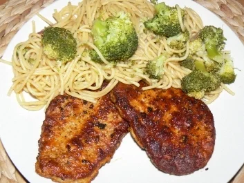 Mariniertes Putenhacksteak mit einer Broccolinudelpfanne - Rezept