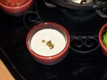 Rezept: Fondue-Senfsoße mit grünem Pfeffer Fondue-Senfsoße mit grünem Pfeffer - Rezept