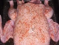 Ente aus dem Ofen, gefüllt mit Rumrosinen und Marzipan - Rezept