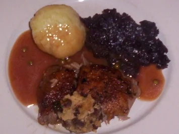 Ente aus dem Ofen, gefüllt mit Rumrosinen und Marzipan - Rezept