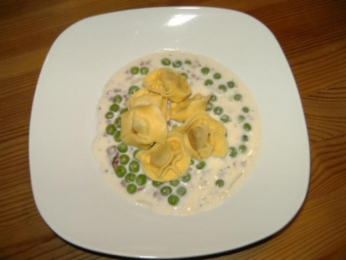 Tortellini in Käse-Sahnesoße - Rezept - kochbar.de