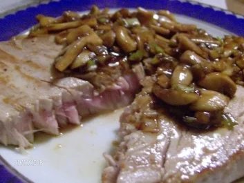Thunfischsteak unter einer Haube von Balsamico-Honig-Champignons - Rezept